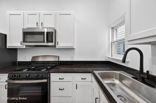 Building Photo - 508 Lilly Ave