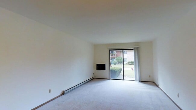 Building Photo - Lower 1 Bedroom 1 Bathroom Apartment Available