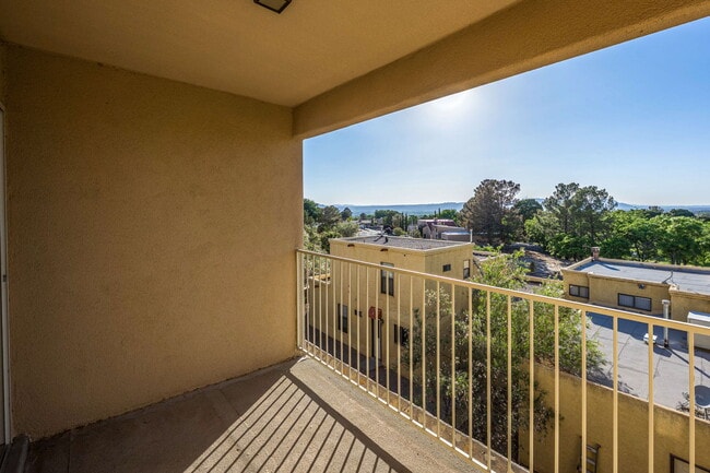 Building Photo - 2353 Saturn Cir