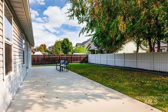 Building Photo - Beautiful, 3 Bed 2 Bath Home Featuring a 3 Car Garage with EV Charging Station!!