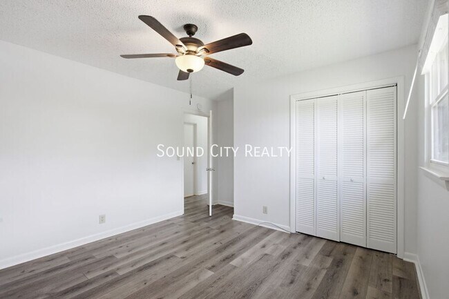 Building Photo - 923 Oak Vale Dr
