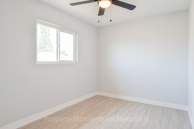 Building Photo - Remodeled 2 Bedroom, 1 Bath Apartment