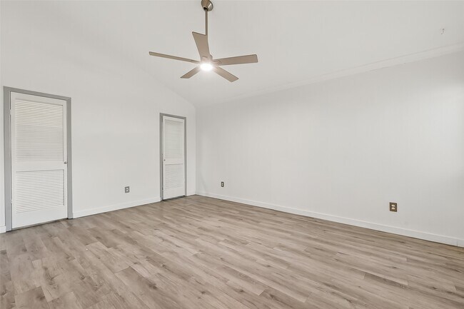 Building Photo - 13925 Hollowgreen Dr