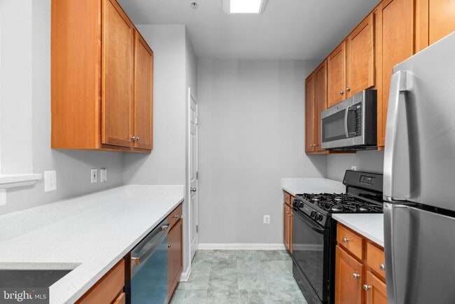 Building Photo - 4852 Eisenhower Ave