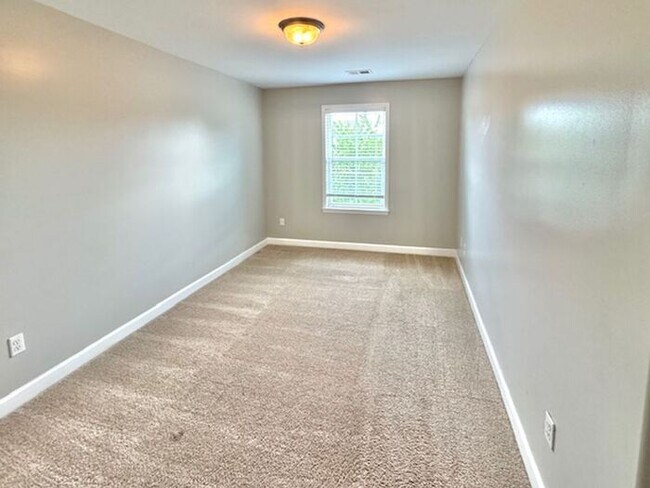 Building Photo - Move In Special! 4 -bedroom 2.5 bath home ...