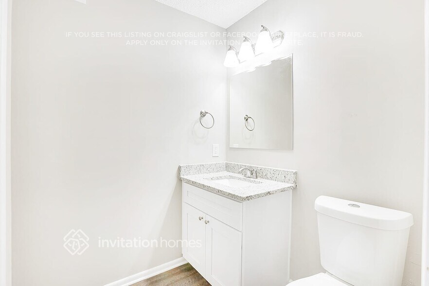 Building Photo - 3166 Robindale Rd