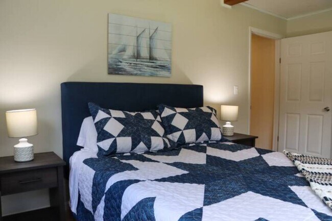 Bedroom #3 with queen bed - 410 Jefferson St
