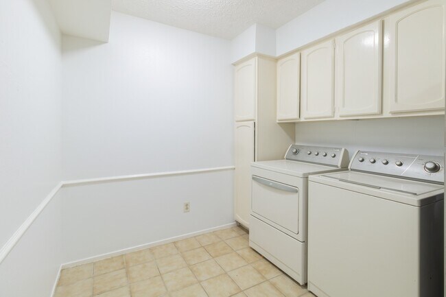 Building Photo - 429 N Post Oak Ln