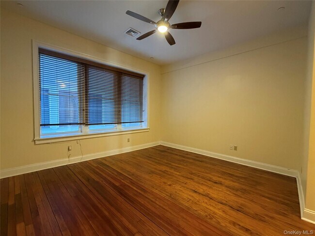 Building Photo - 337 Main St