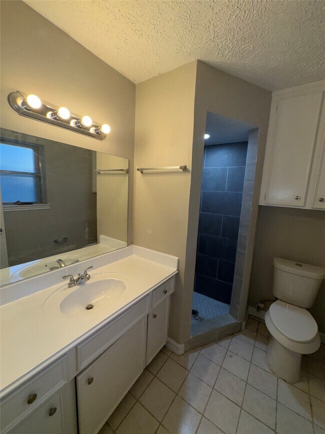 Building Photo - 3214 Three Pines Dr