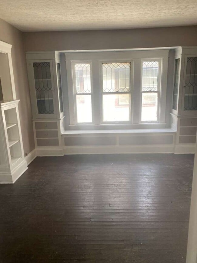 Building Photo - 10012 Manor Ave