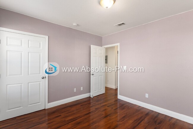 Building Photo - Amazing 2 Bed 2 Bath Newly Upgraded Unit i...