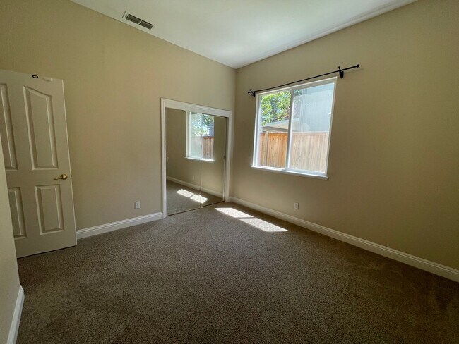 Building Photo - Stunning 4-Bedroom Home in Prime Folsom Location