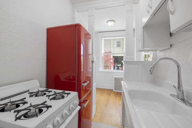 Building Photo - 170 Maple St