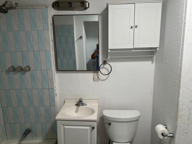 Building Photo - Charming 2BR Duplex in La Porte