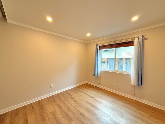 Building Photo - Updated 4B/2BA House in Mira Mesa!