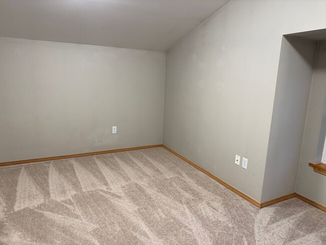 Building Photo - Updated 3 beds/ 2 bath townhome for rent!