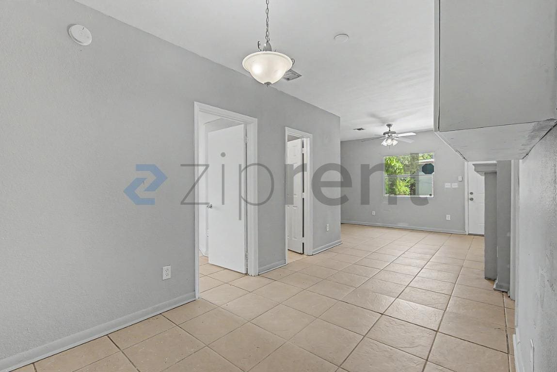 Building Photo - Unit
