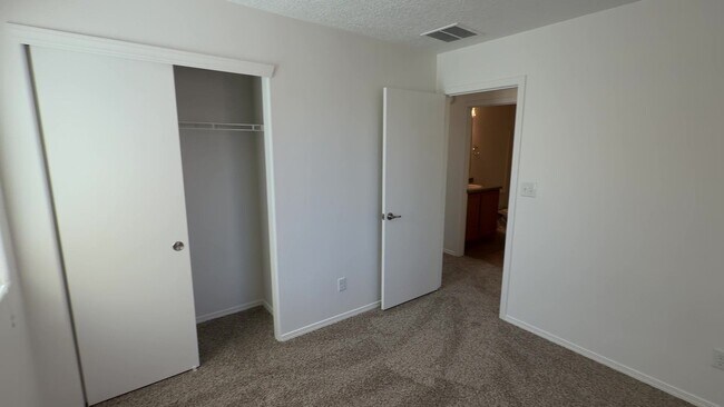 Building Photo - 3 Bedroom Town Home Near Rio Bravo Blvd SE & University Blvd SE In Mesa Del Sol!