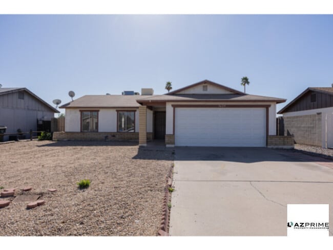 Building Photo - A distinguished 3/1 Phoenix Rental Combines Timeless Design, Modern Updates, and a Prime Paradise Va