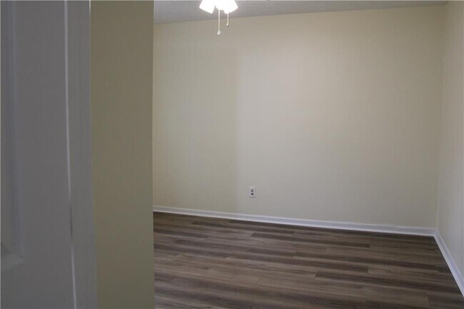 Building Photo - 135 Omega Dr