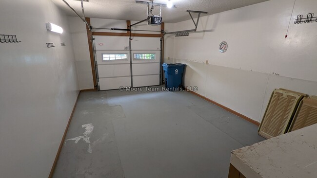 Building Photo - 3 Bed / 2 Bath on 1 Level - Garage, Lawn C...