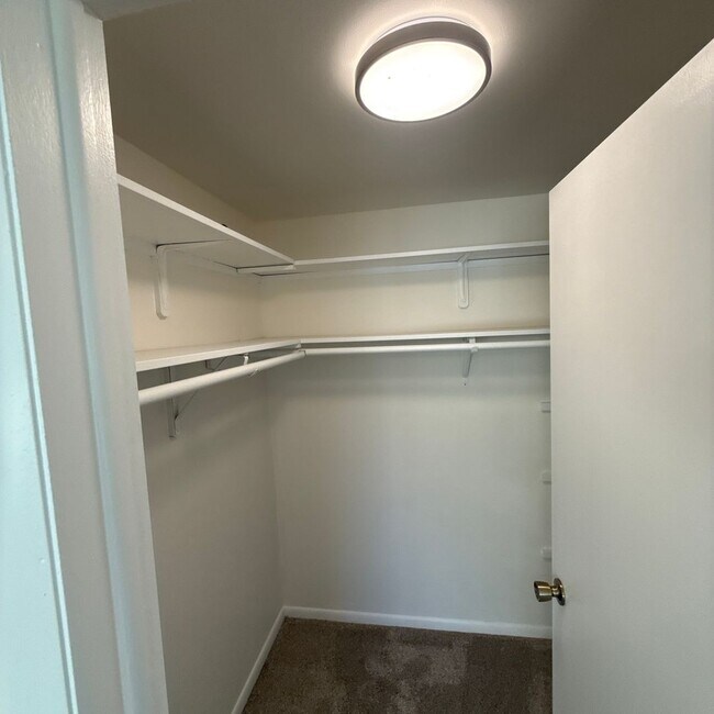 Building Photo - 2239-2239 N Thompson Rd