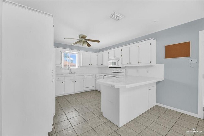 Building Photo - 20 Meadow Way Dr