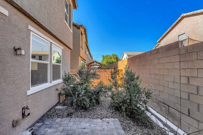 Building Photo - Desirable Southwest Townhome: Luxury Living!