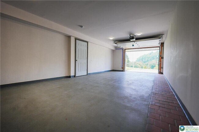 Building Photo - 335 Walnut Dr