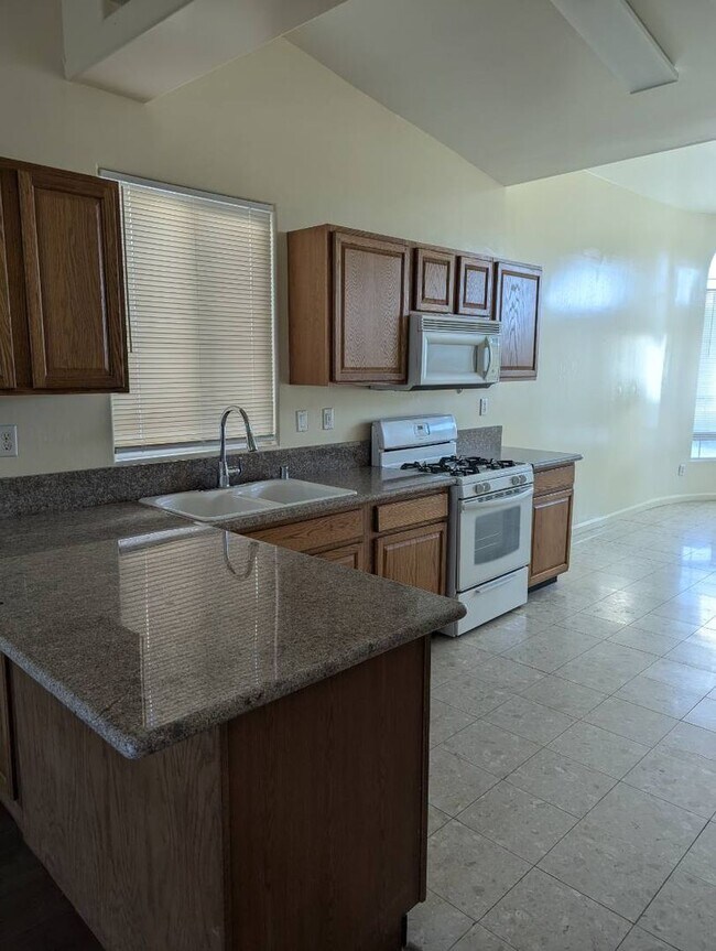 Building Photo - 3 Bedroom House