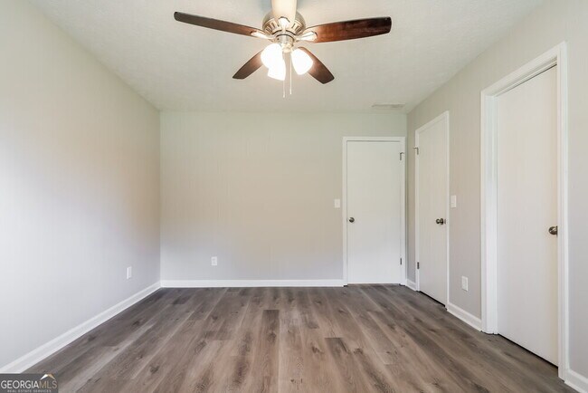 Building Photo - 375 Springlake Dr
