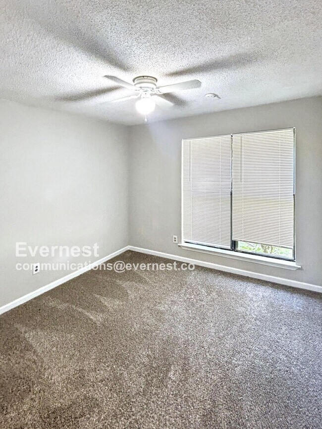 Building Photo - 105 Meadowlark Pl
