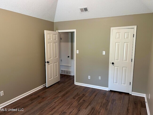 Building Photo - 960 Clarington Dr