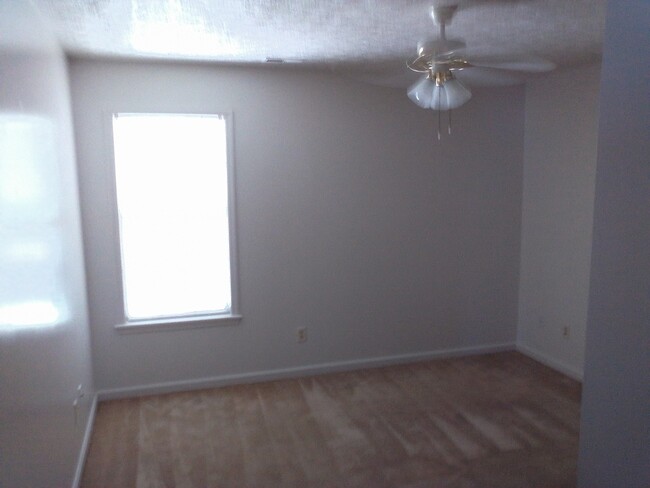 Building Photo - 2 Bedrooms 1 Bath - Downstairs unit