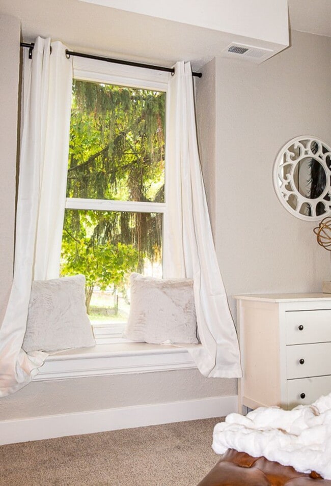 Building Photo - Cozy 2-Bedroom Home Near Sacred Heart, Shriners, and Deaconess