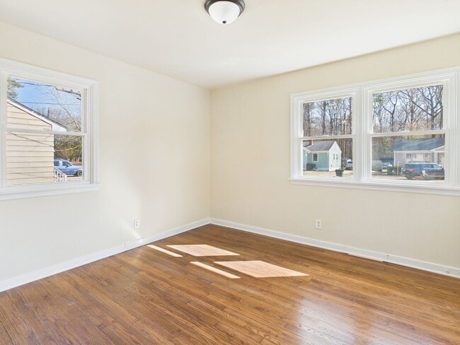 Building Photo - 954 Kingsway Rd