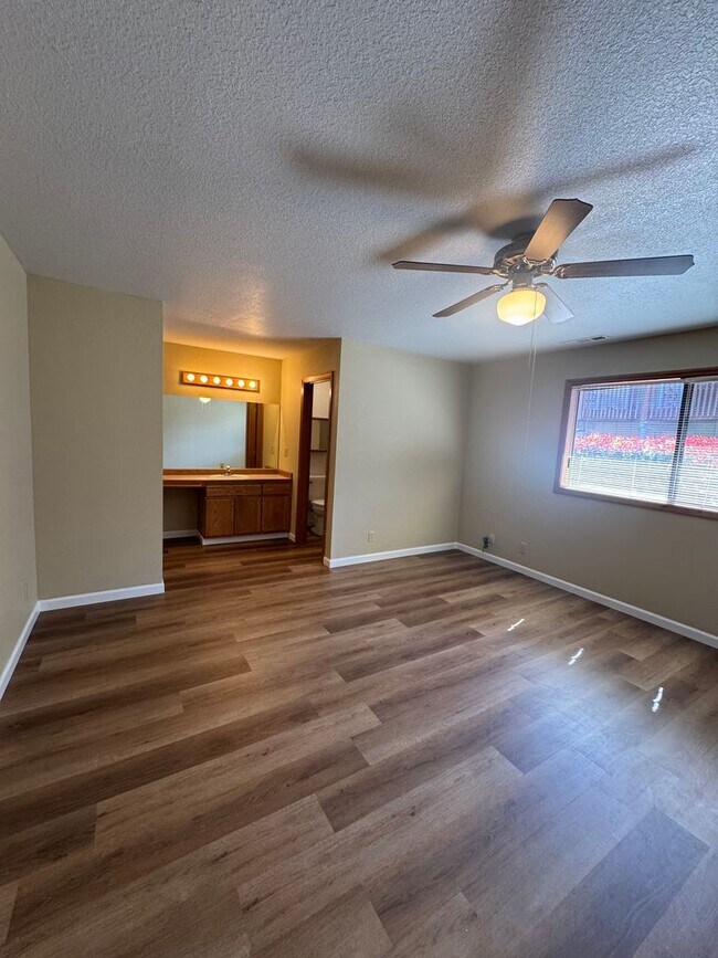 Building Photo - Hucrest 3 bedroom 2 bath home with garage