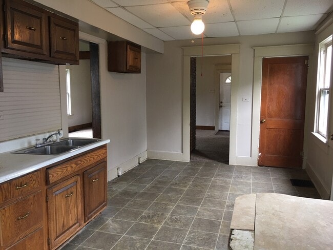 Building Photo - 3 Bed 1 Bathroom Available in Springfield +