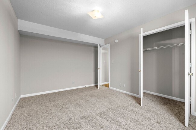 Building Photo - Northeast Dr -3884