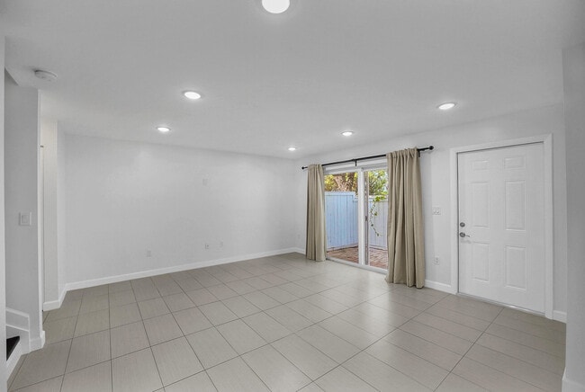 Building Photo - 4550 SW 68th Ct