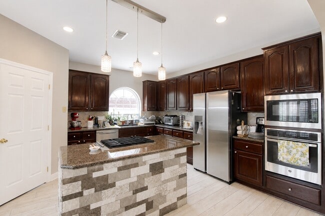 Building Photo - 2019 Rosalyn Ct