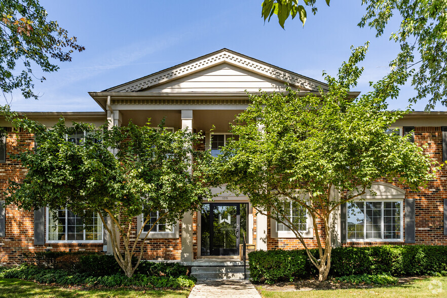 Building Entrance - Woodbury Gardens Apartments & Townhomes