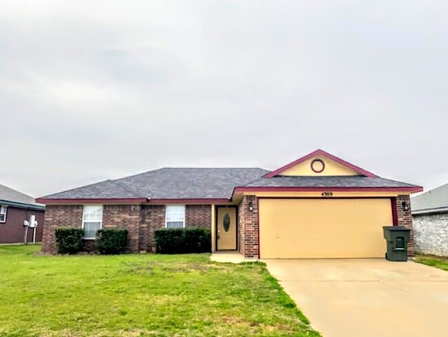 Building Photo - Check out this ADORABLE 4 bed / 2 bath hom...