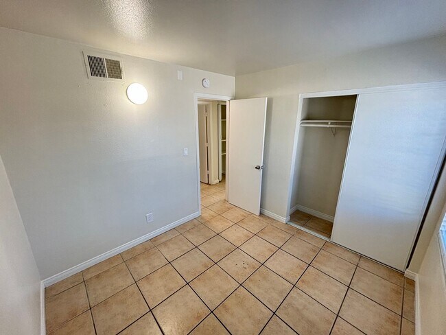 Building Photo - Charming 3BED/1BATH apartment located in N...