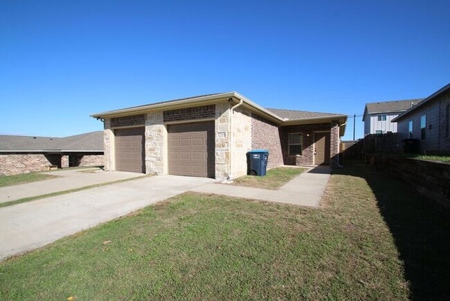 Building Photo - Picture PERFECT 3/2 Duplex Home Coming Soo...