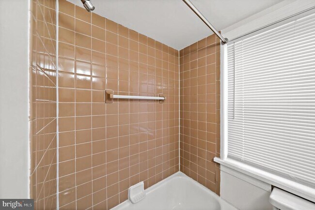 Building Photo - 625 Catharine St