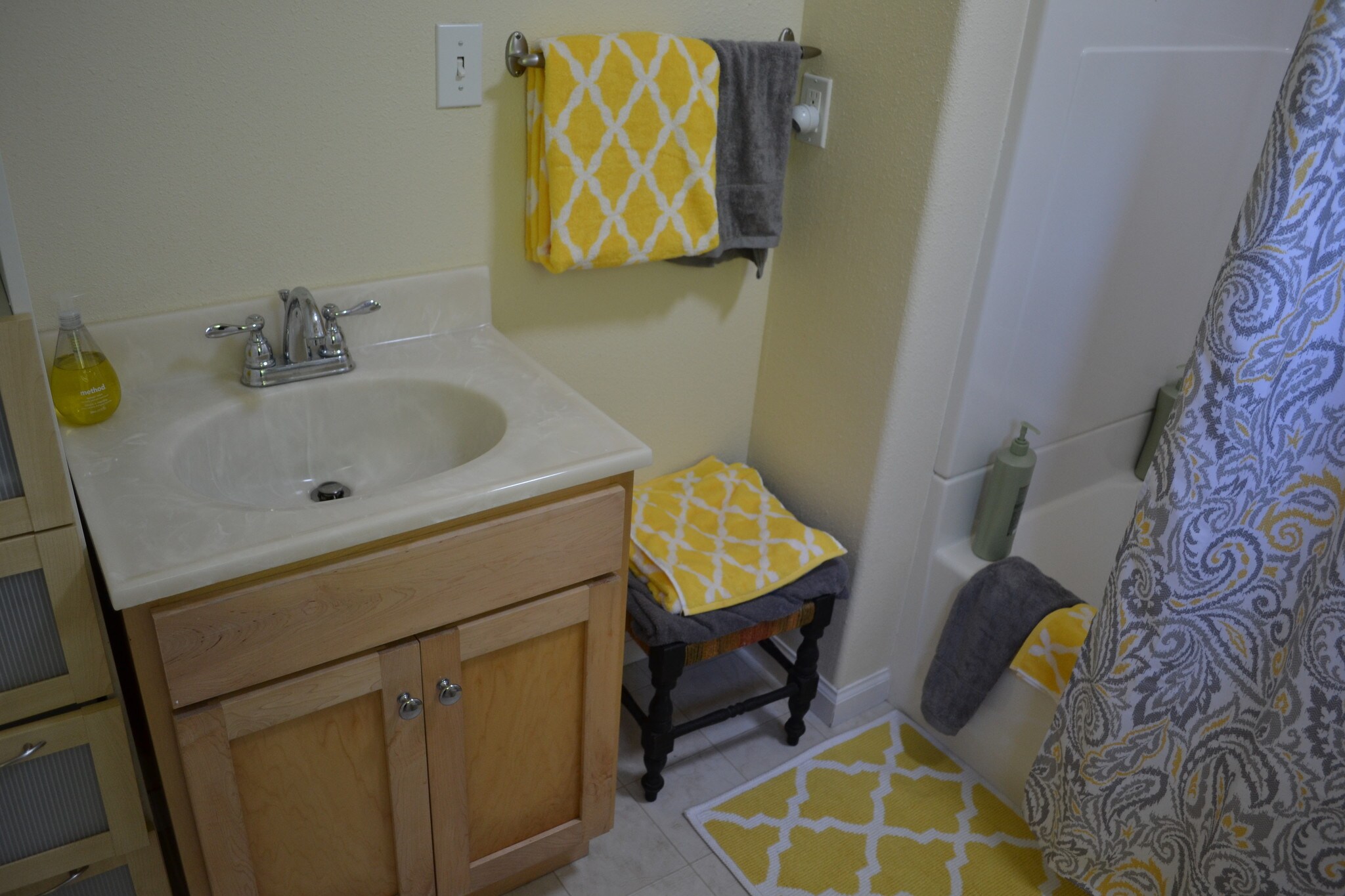 Full Bath - 9870 River Rd