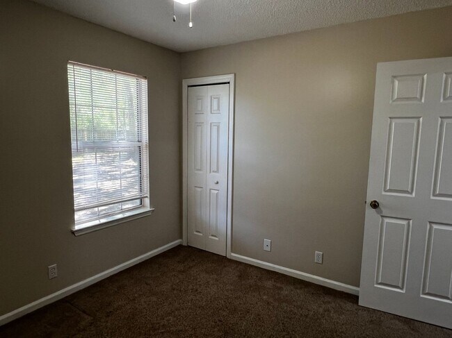 Building Photo - 105 Baytree Ct