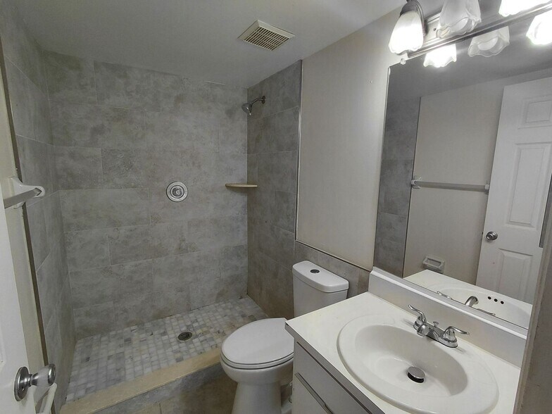 Building Photo - 4920 Chiquita Blvd S